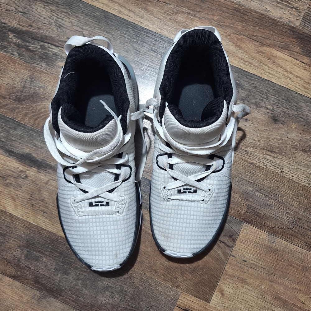 NIKE LEBRON WITNESS 7 White and Black Basketball Shoes. Size 8. - Picture 5 of 9